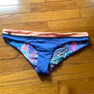 NWOT Maaji swim bottoms size - large